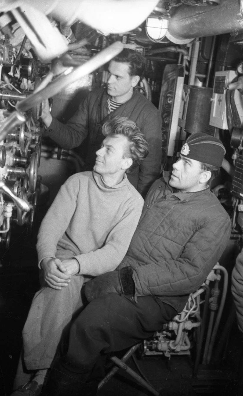 Экспонат #14. Режиссер Роллан Сергиенко с членами экипажа ПЛ 812. Владивосток. 1959 год